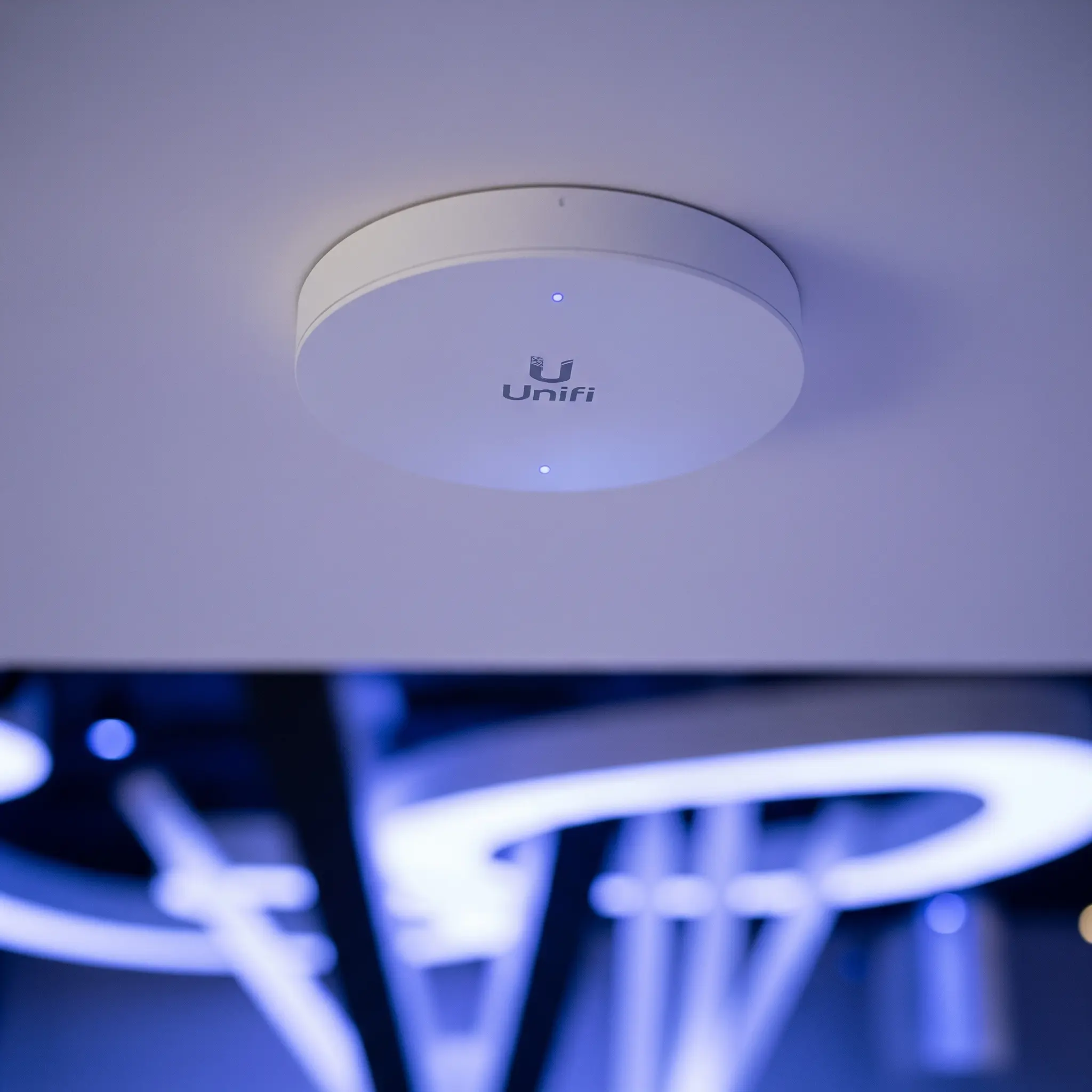 Professioneller WLAN Access Point für Events an einer Decke montiert